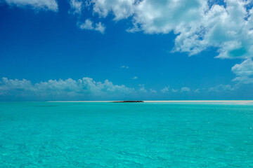 Fototapeta na wymiar The Turquoise Iridescence of Sandy Cay, Exumas, Bahama