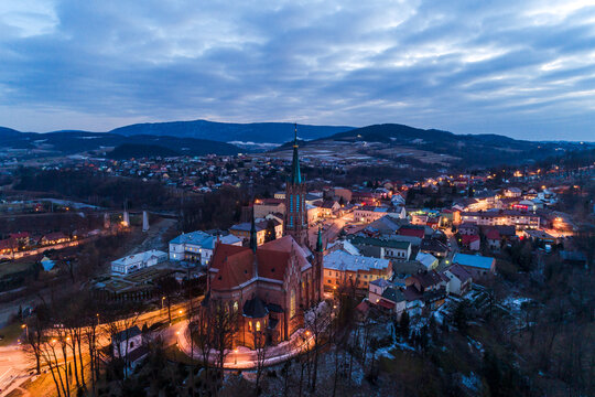 Gryb&oacute;w, miasto nocą