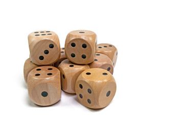  Spielwürfel aus Holz vor weißem Hintergrund