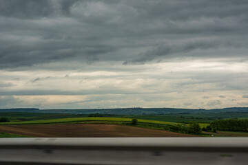 Niebo i polana przy autostradzie. 