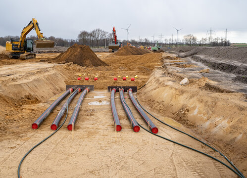 Netzausbau, Verlegung von Erdkabel in einer Trasse f&uuml;r Hochspannungsleitungen - Symbolfoto.