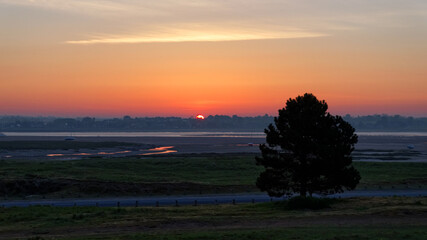 Obraz premium Sunrise in the bay of the Sienne river. Cotentin coast