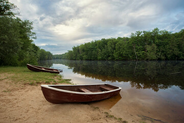 Fototapeta na wymiar Old wooden boat on the river bank