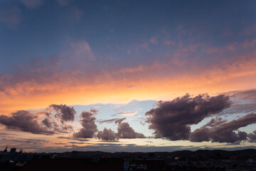 Farbenfrohe Wolken bei Sonnenuntergang