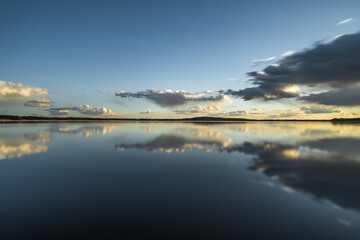 Fototapeta premium Wolken über einem See spiegeln sich