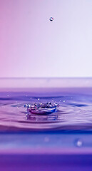 Gotas de agua salpicando con colores