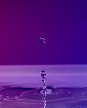 Gotas de agua salpicando con colores
