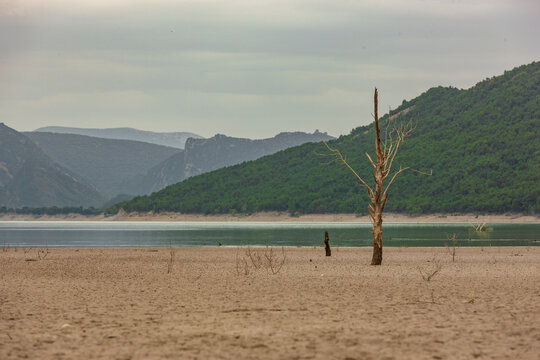 Niedrigwasser in einem Stausee in Spanien