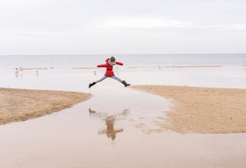 junges Mädchen springt am Stand © luna