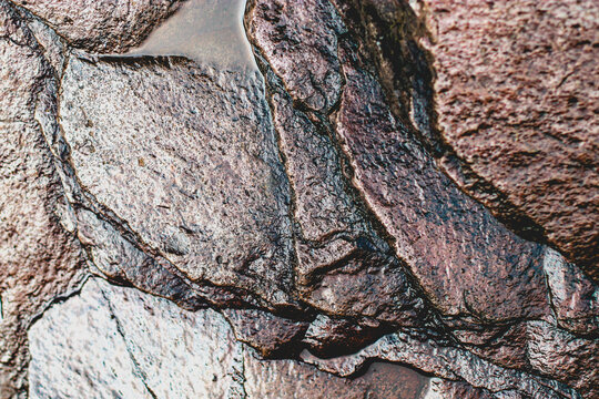Rocas mojadas con textura