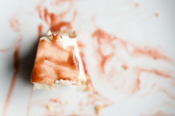 strawberry cheesecake glutenfrei, mit Kokosblütenzucker und Ahornsirup. Selbstgemachte Erdbeersoße mit Kokosblütenzucker. Ein fast aufgegessenes Stück