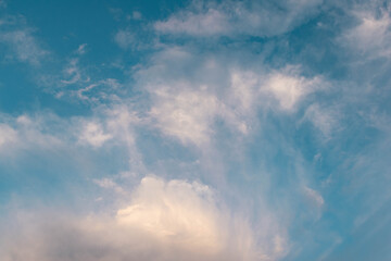 nubes cirros  moradas cielo azul 