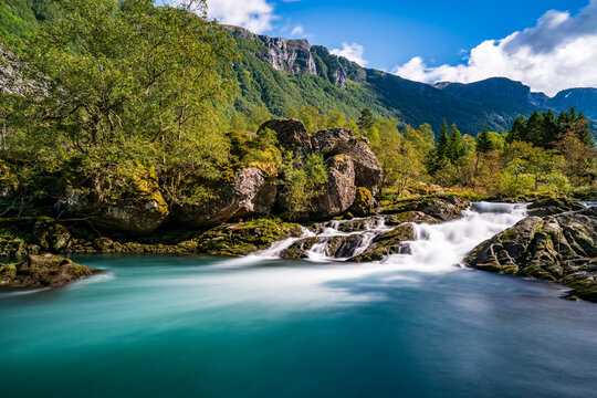 Stream . Ein Gletscherfluss im norwegischen Folgefonna Nasjonalpark.