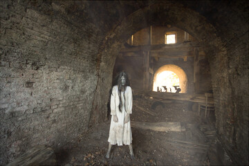 Ein Zombi Mädchen kommt aus der Dunkelheit raus. Sie lebt in der alter Gebäude. Sie ist sehr...