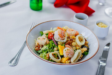 salad with shrimp and vegetables