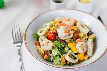 salad with shrimp and vegetables