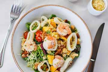 salad with shrimp and vegetables