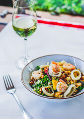 salad with shrimp and vegetables