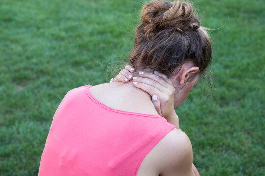 Ragazza con dolore alla cervicale