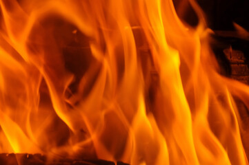 Unscharfe Flammen beim Verbrennen von Holz in einem Kaminofen