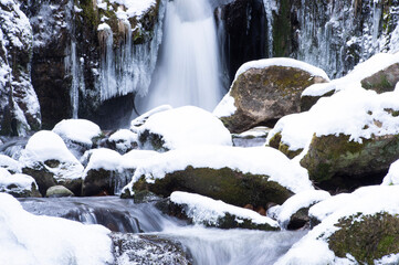 Verschneiter Wasserfall im Winter