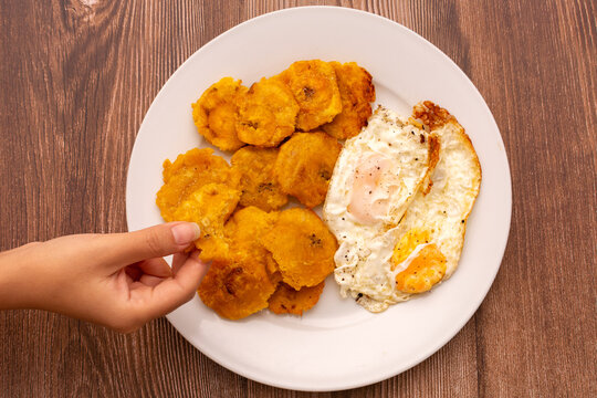 Plato de tostones con huevos fritos. Platillo de comida t&iacute;pica cubana y caribe&ntilde;a.