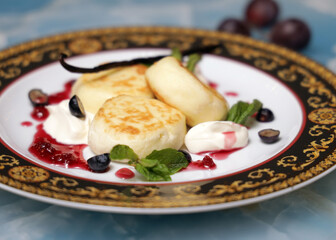 fresh cheesecakes with jam