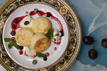 fresh cheesecakes with jam