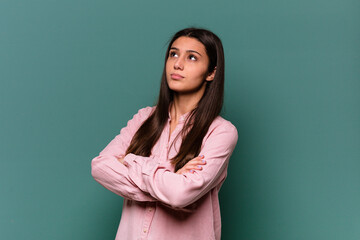 Obraz premium Young Indian woman isolated on blue background tired of a repetitive task.