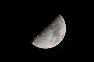 Luna in fase crescente nel cielo in bianco e nero - obrazy, fototapety, plakaty