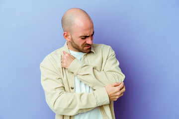 Fototapeta premium Young caucasian bald man isolated on purple background massaging elbow, suffering after a bad movement.