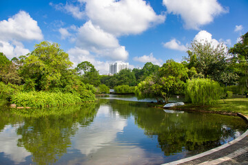 Bishan-Ang Mo Kio Park - Pond Gardens in Singapore, located in the popular heartland of Bishan. In the middle of the park lies the Kallang River, which runs through it in the form of a flat riverbed. - obrazy, fototapety, plakaty