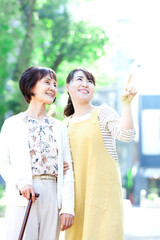 シニア女性と散歩する女性介護士