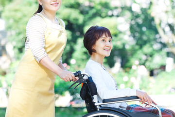 車椅子に乗るシニア女性と女性介護士