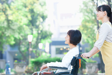 車椅子に乗るシニア女性と女性介護士