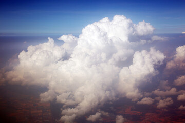 Blick von oben auf Haufenwolken über Borneo