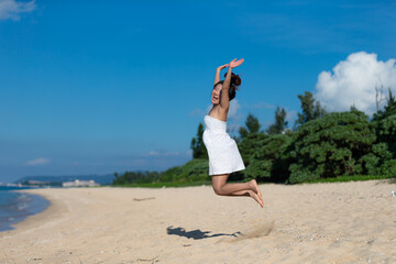 Obraz premium ビーチでジャンプする女の子