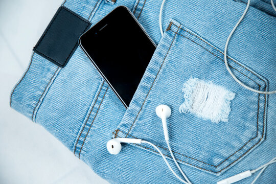 Pantalon de mezclilla o jeans con telefono y audifonos, marca estilo de vida