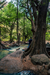 Presa Abriendo compuertas y soltando caudal de agua, wooden bridge, photographer