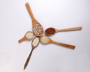 Long grain basmati medium grain jasmine short grain pilaf polau risotto brown low glycaemic index gi rice in wooden spoon on white background copy text space top flat lay view