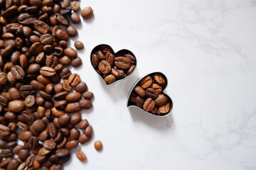 Obraz na płótnie Canvas Love coffee concept. Coffee beans and Heart symbol on a marble background for cafe menus, brochures and event design. コーヒー豆とハートデコレーション、カフェメニュー、イベントデザイン素材