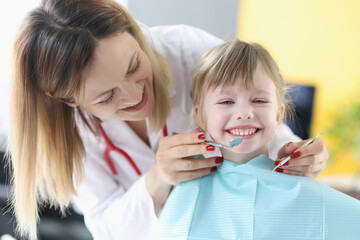 Obraz na płótnie Canvas Dentist doctor examine teeth of little girl
