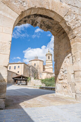 Monasterio de Santo Domingo de Silos, a través de portón o arco.