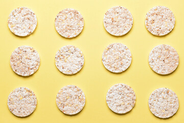 Fototapeta na wymiar Tasty rice crackers on color background