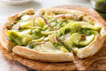 じゃがいもとベーコンのバジルソースのピザ