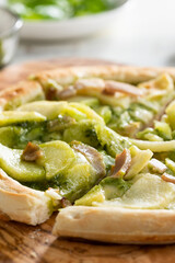 じゃがいもとベーコンのバジルソースのピザ