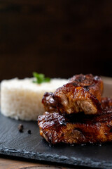 Honey-fried pork ribs with rice garnish, Side view