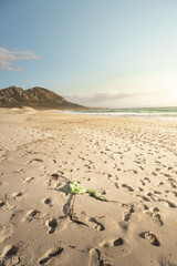 Bolsa de plástico tirada y a medio enterrar en una playa de arena blanca (Conceptual ecología)