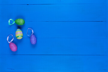 Pisanki na niebieskim drewnianym tle