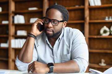 Naklejka premium Young business man in glasses has video call